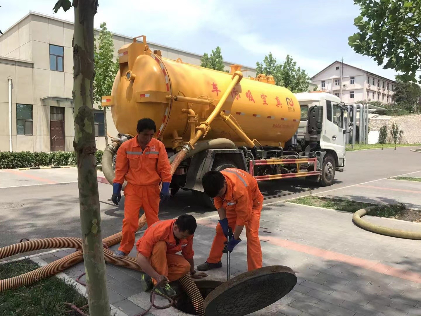 长岛管道疏通车停在窨井附近