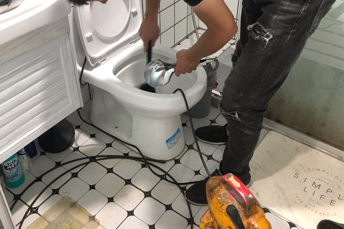 长岛马桶堵塞自己疏通还是找师傅?专业上门服务让你省时更省心